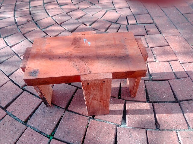 自作のバーベキュー用ガーデンテーブルのコンロ台