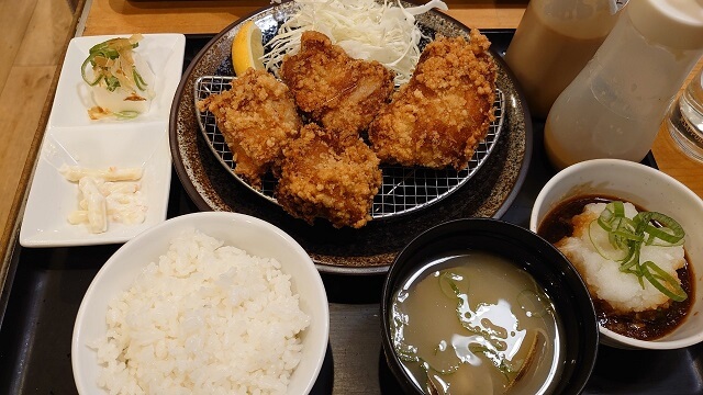 北海道旅行 すすきのザンギ本舗で食べたザンギ