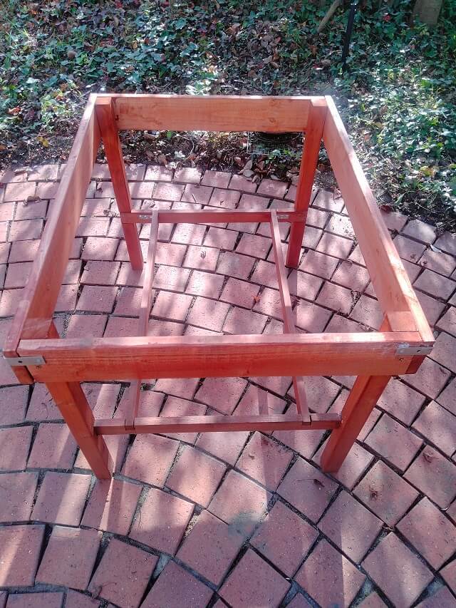 自作のバーベキュー用ガーデンテーブルのテーブル台