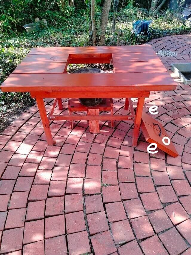 自作のバーベキュー用ガーデンテーブルの蓋を外した状態