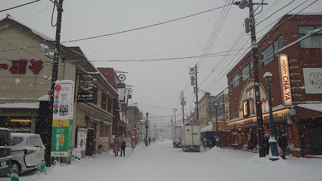北海道旅行 雪の小樽境町通り商店街