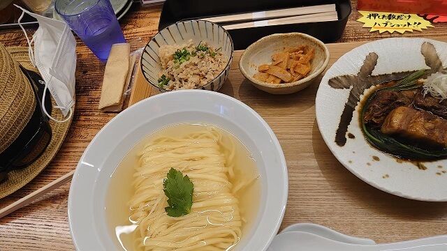 オキナワ料理波平てりとりーでの食事