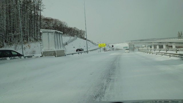 北海道旅行 雪の札幌自動車道