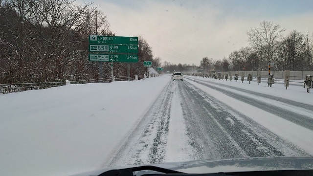 北海道旅行 雪の札幌自動車道