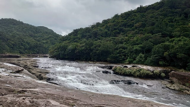 西表島にあるカンピレーの滝