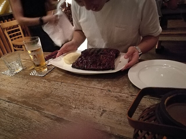 ケアンズの肉料理レストランWaterbar & Grill Steakhouseでの食事