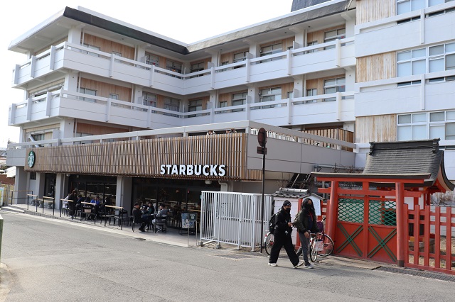 奈良の猿沢池に臨む「STARBUCKS」