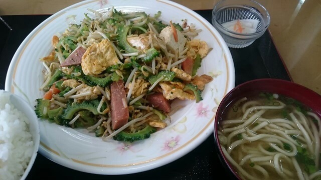 沖縄の「宮古そば」で食べた「とうふチャンプル」