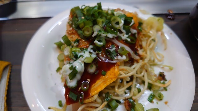 岡城跡近くのお好み焼き店で「お好み焼き」と「焼きそば」の昼食
