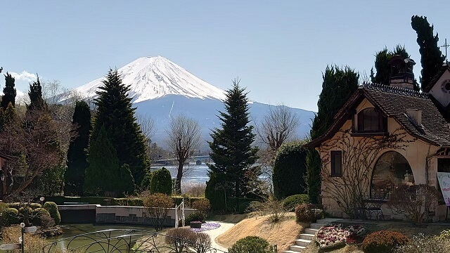 河口湖 音楽と森の美術館から見た富士山