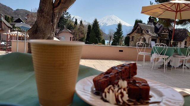 河口湖 音楽と森の美術館から見た富士山