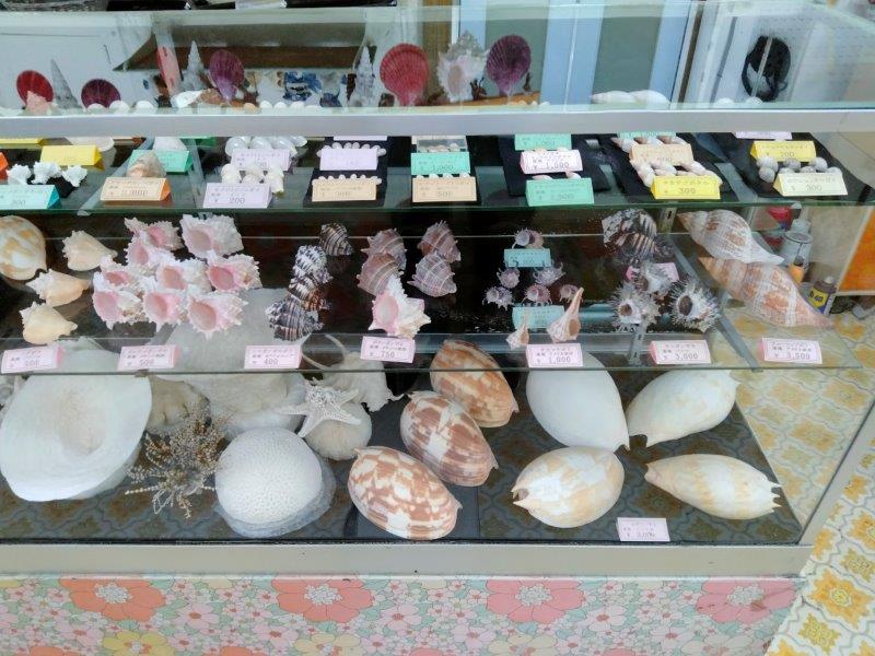 石垣島のまるわおみやげ店の店内の様子