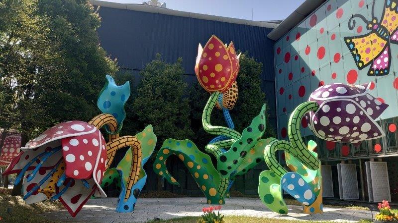 松本市美術館の設置されている草間彌生（くさまやよい）の巨大彫刻作品「幻の華」