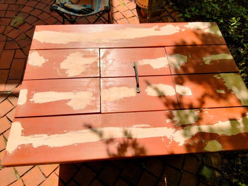 木部補修用のパテを塗った状態のバーベキュー用ガーデンテーブル