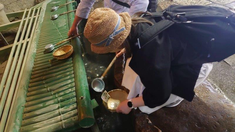 銭洗弁財天 宇賀福神社で銭洗い