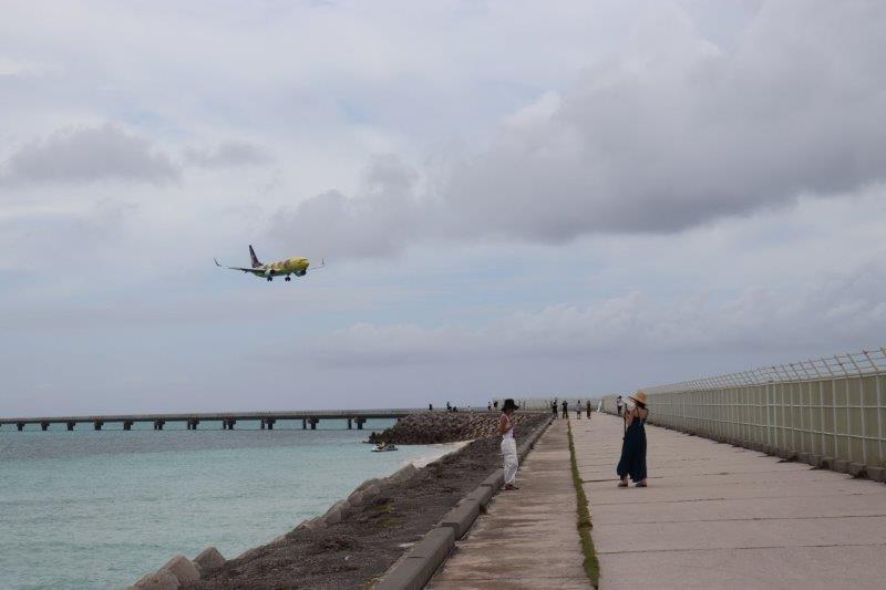 下地島の17ENDの飛行場の近くを飛ぶ飛行機
