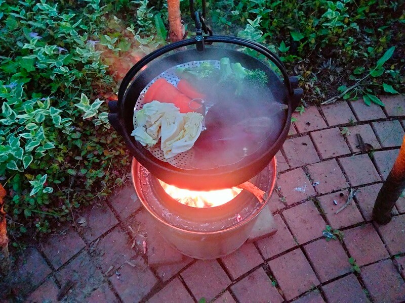 二次燃焼焚火台と鉄鍋でつくる蒸し野菜