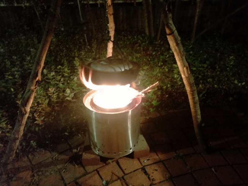 二次燃焼焚火台と鉄鍋でつくる蒸し野菜