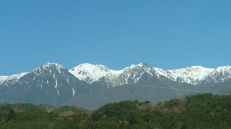 長野県の平湯バスターミナルから見た雪山