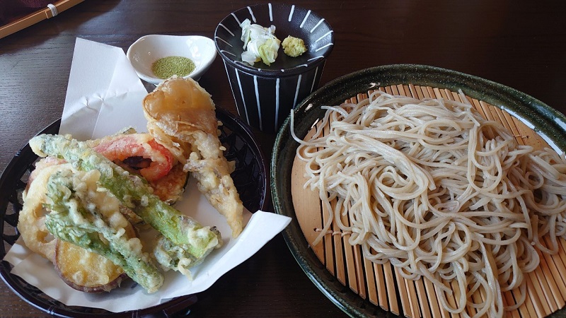 松本にある縁庭（ゆかりてい）で食べた盛りそばと季節の野菜てんぷら盛りのセット