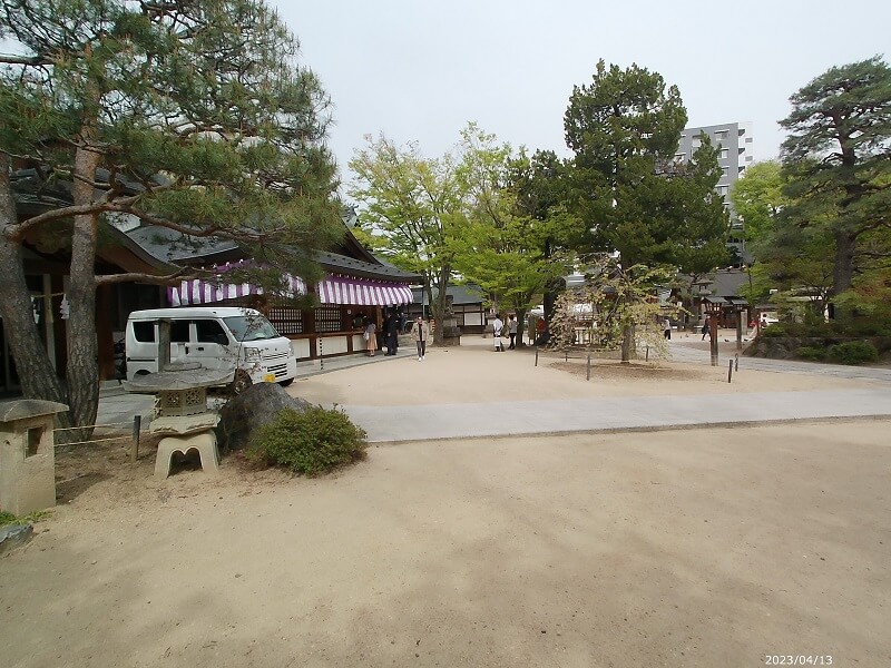 松本市の四柱神社（よはしらじんじゃ）の境内の様子