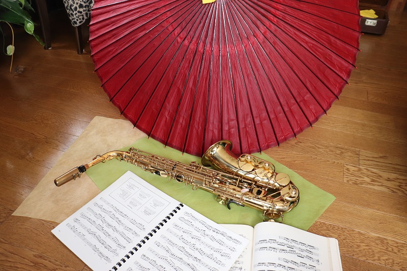 アルトサックスと楽譜と和傘