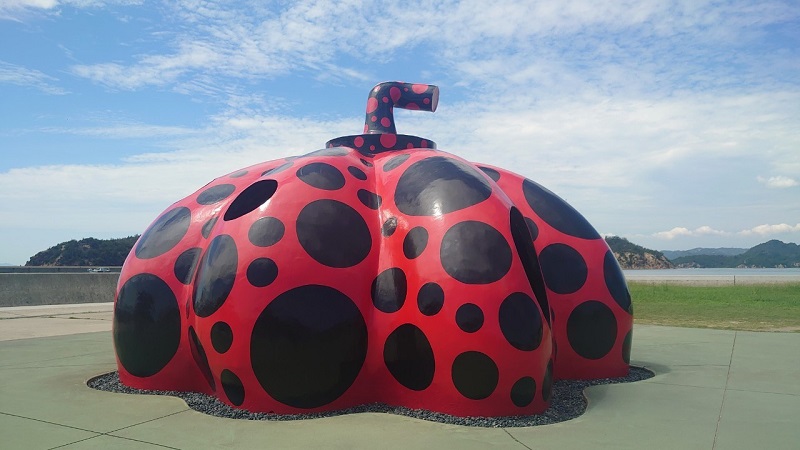 直島の赤カボチャのオブジェ