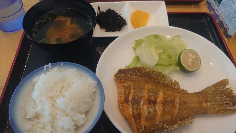 ゆうなぎで食べたヒラメの唐揚げ定食