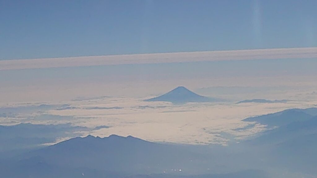 北海道へ向かう飛行機から見た富士山